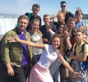 Допомагаємо українській молоді відчиняти двері в канадську освіту