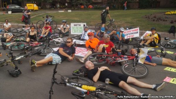 У місті Дніпрі протестували лежачи